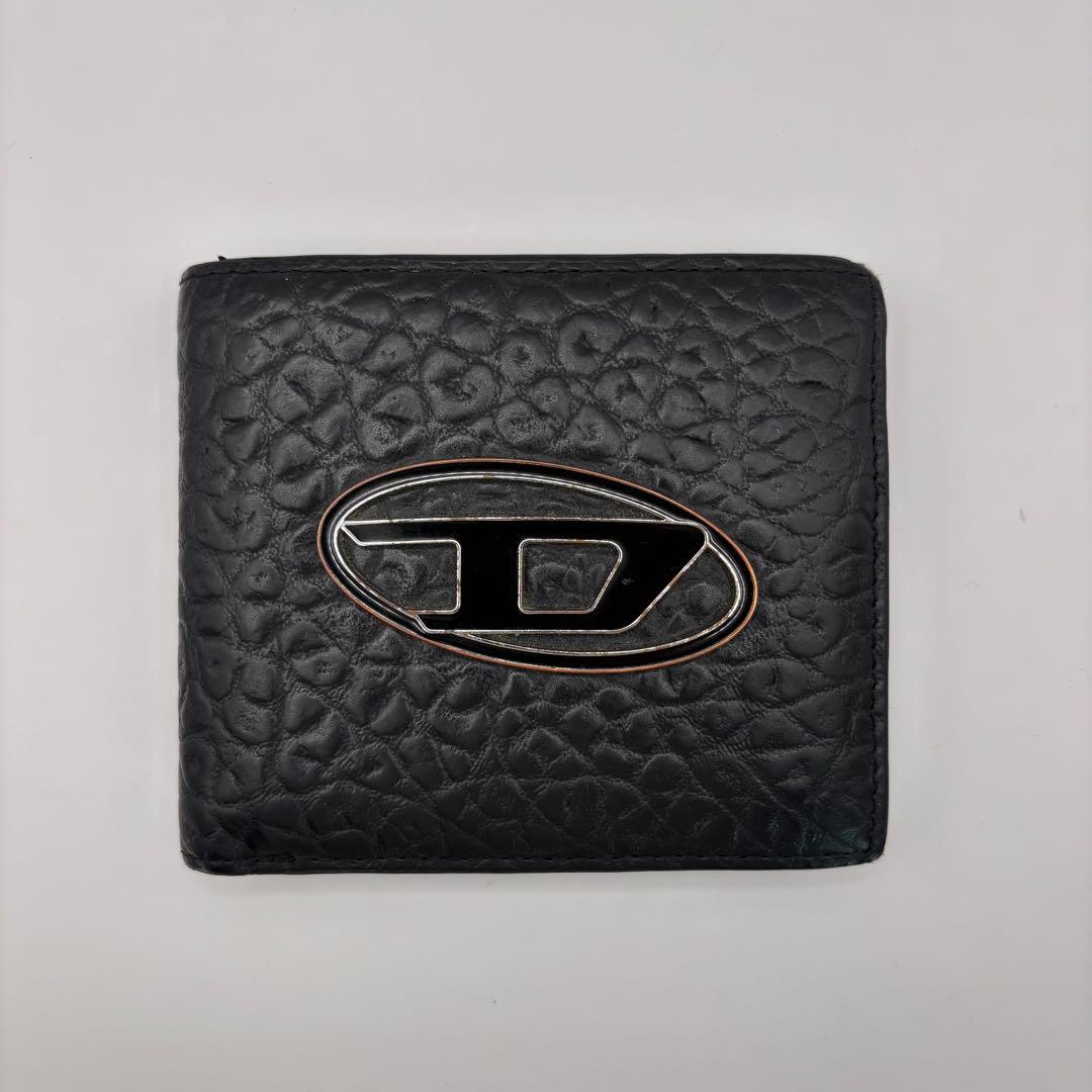 DIESEL 二つ折り財布　ブラック　型押し　D ロゴ　エンボス　シルバー