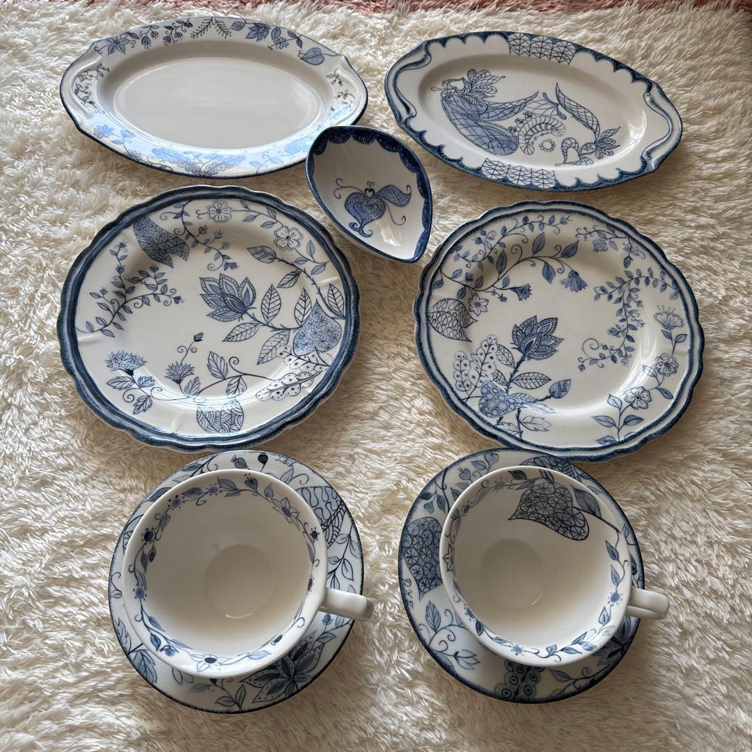 青い花柄の食器セット