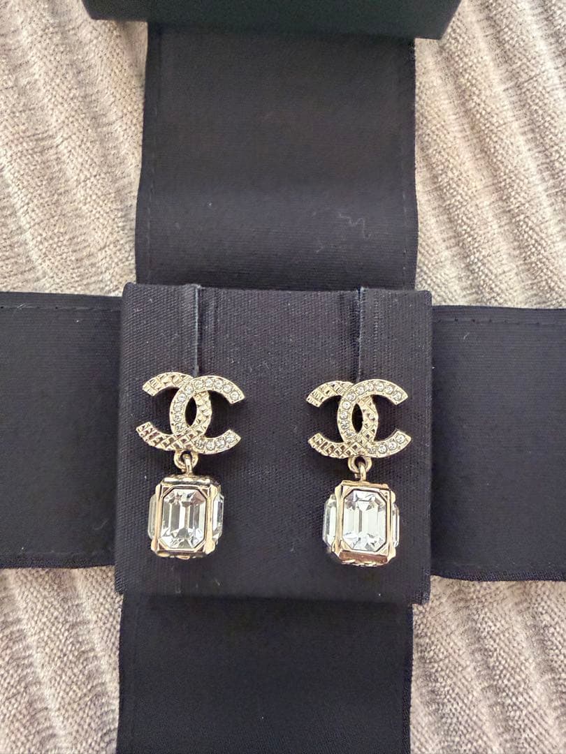 CHANEL ロゴデザイン ピアス Crystal Drop Earrings
