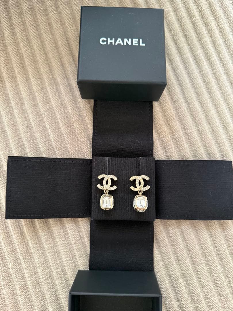 CHANEL ロゴデザイン ピアス Crystal Drop Earrings