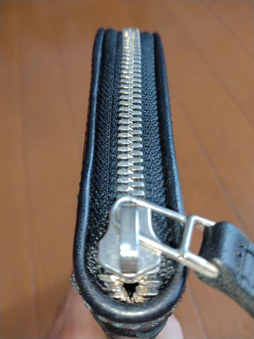 パイロットリバー　レッドムーン　黒いレザー編み込み長財布