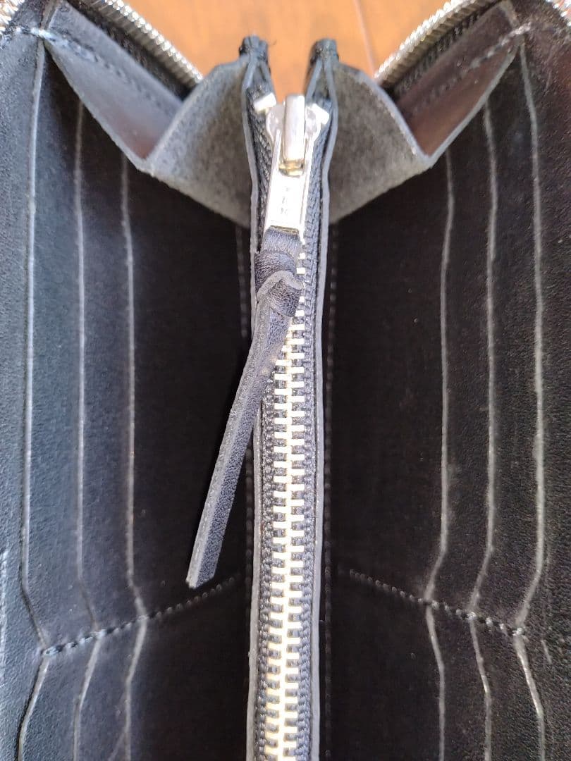 パイロットリバー　レッドムーン　黒いレザー編み込み長財布