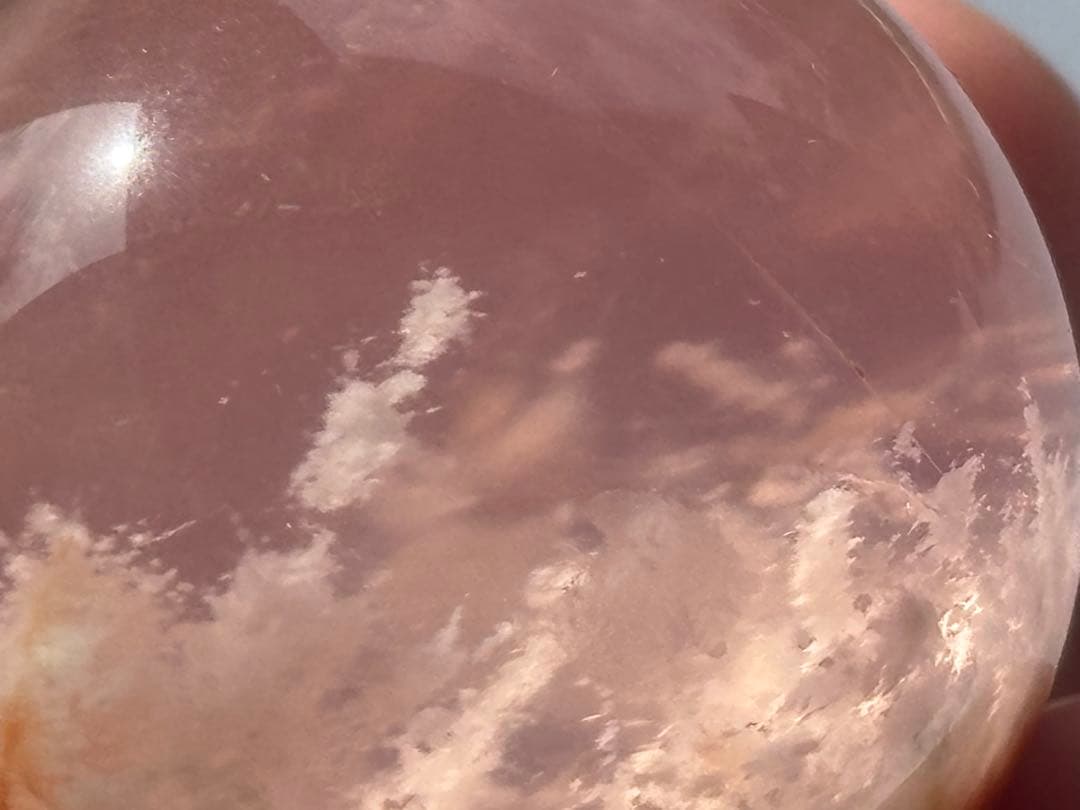 セリサイトインローズクォーツ　スフィア　丸玉　天然石　虹入り　アステリズム効果