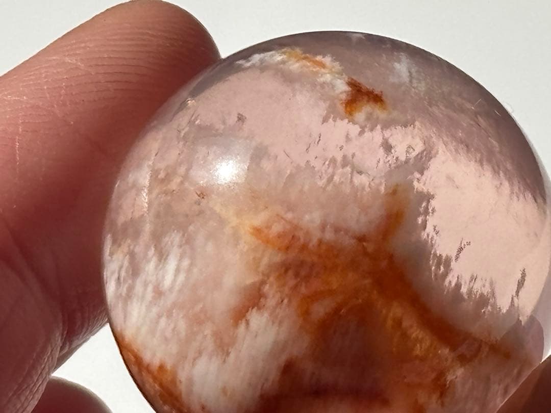 セリサイトインローズクォーツ　スフィア　丸玉　天然石　虹入り　アステリズム効果