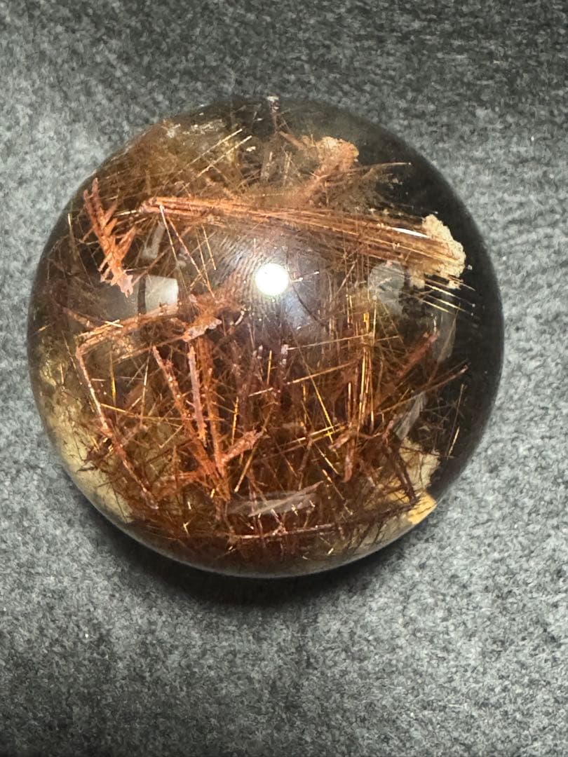 金運アップ！虹入りレッドルチルクォーツ　ホワイトガーデン共生入り透明球体置物