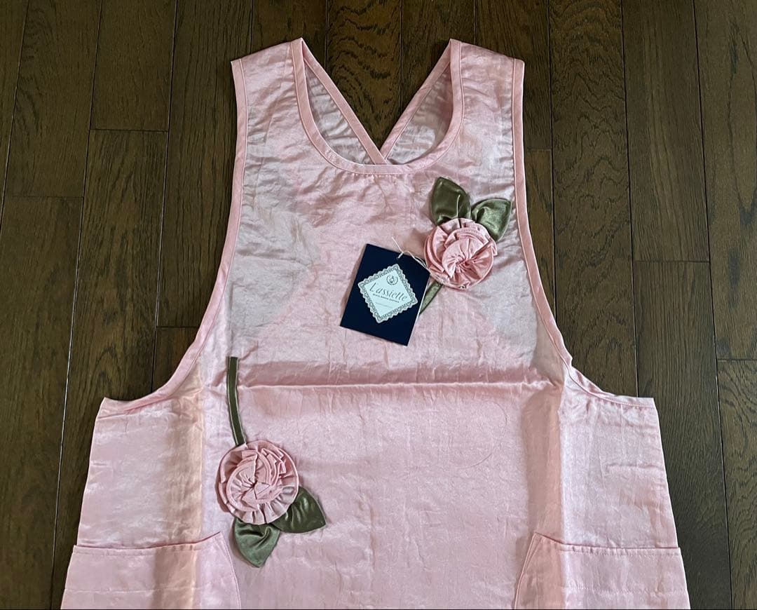 新品タグ付☆L'assiette ラシェット☆花モチーフが可愛いエプロン　ピンク