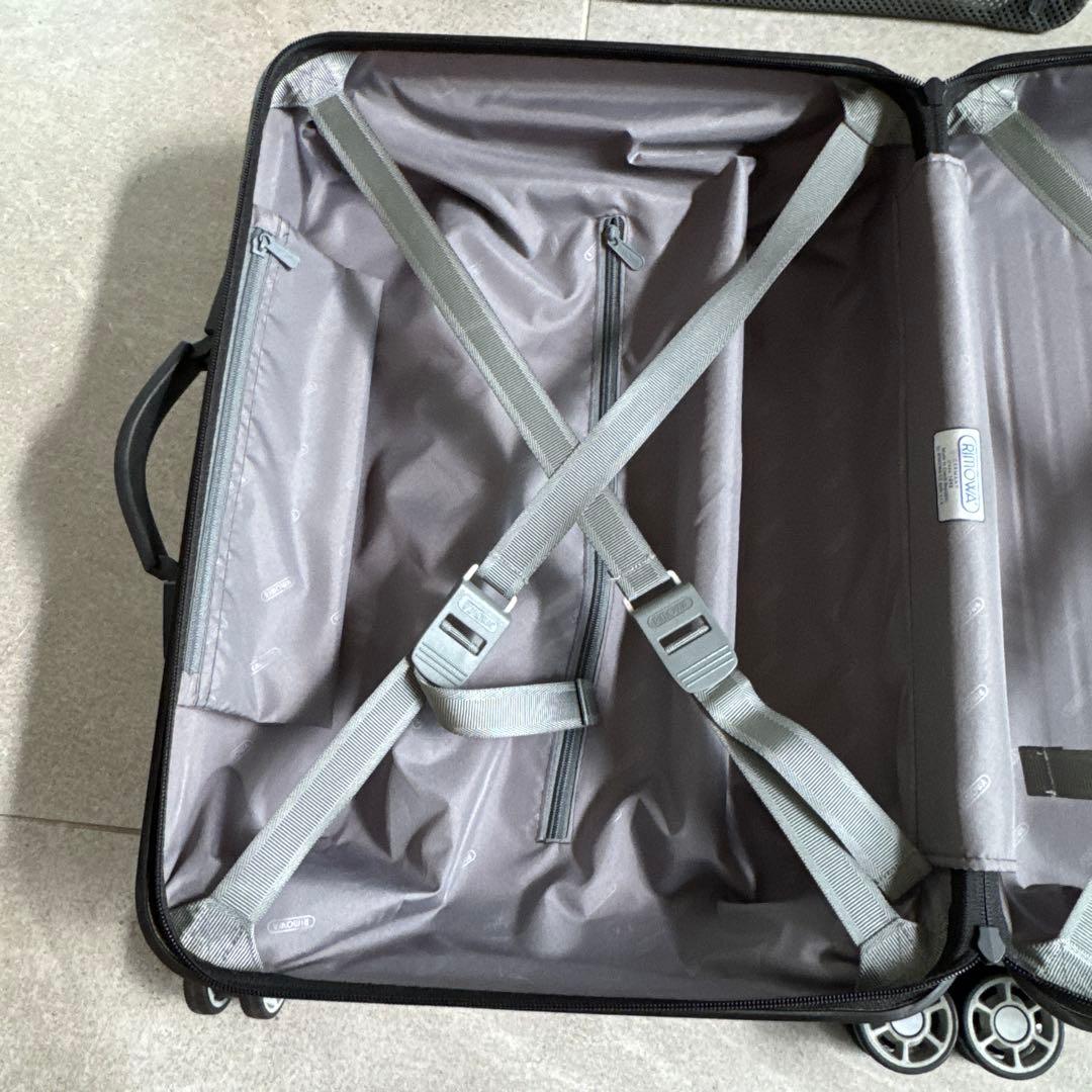 リモワ　機内持ち込みサイズ　スーツケース　ホワイト　ブラック