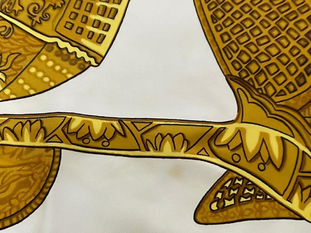 【セール】HERMES エルメス 　カレ 90　スカーフ　羽飾りの騎士兜　白✕金