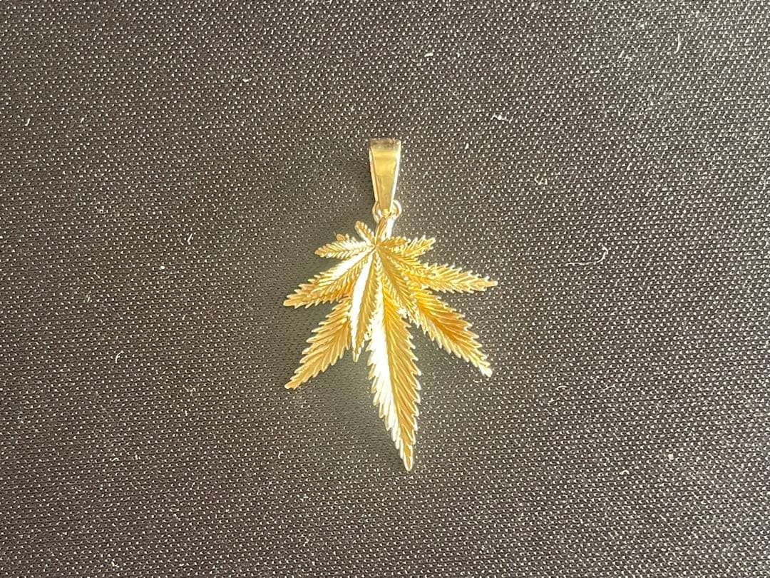 AVALANCHE マリファナリーフペンダント