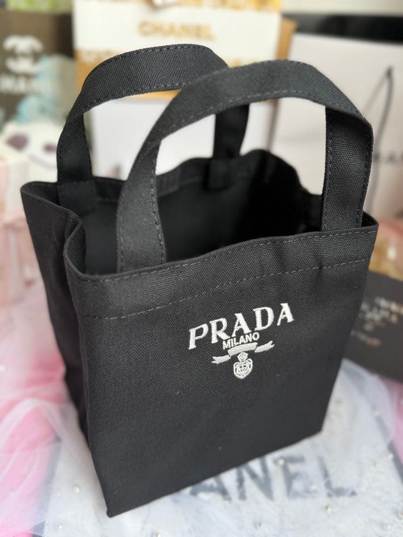 PRADA 新作ノベルティ ブラック ミニトートバッグ 刺繍　　非売品　箱付き