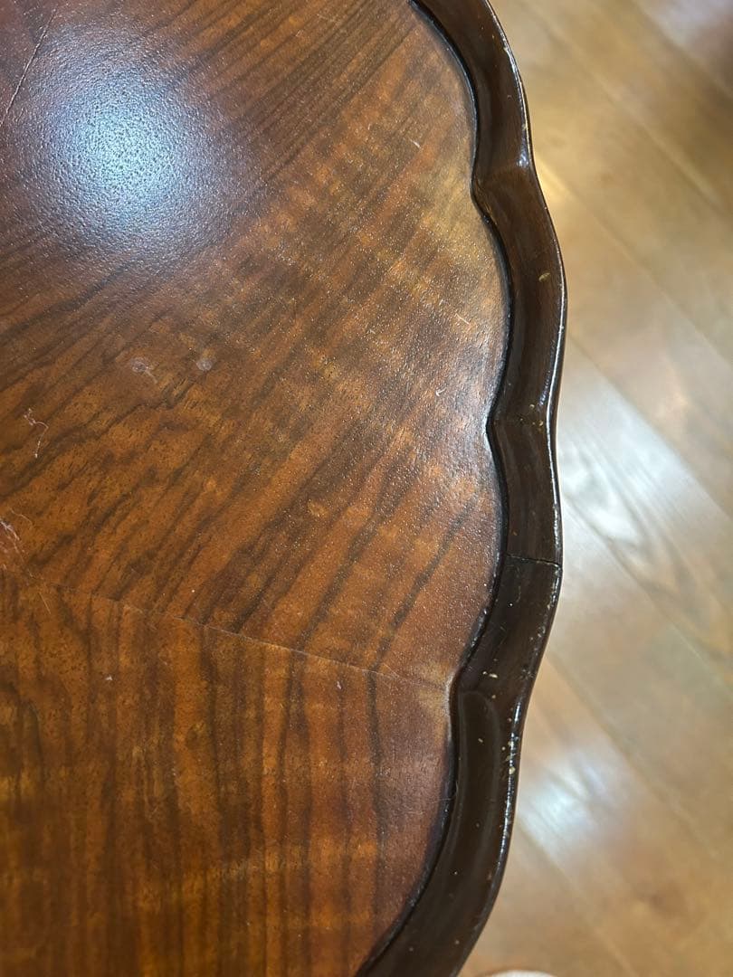 イギリス　アンティーク　コーヒーテーブル　猫脚　フリルの丸テーブル