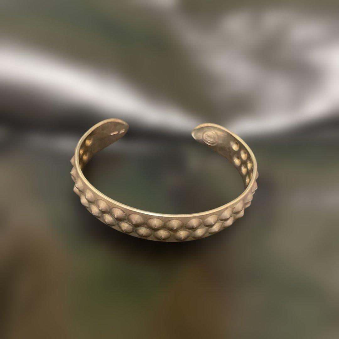 シルバー　打ち出しスタッズバングル