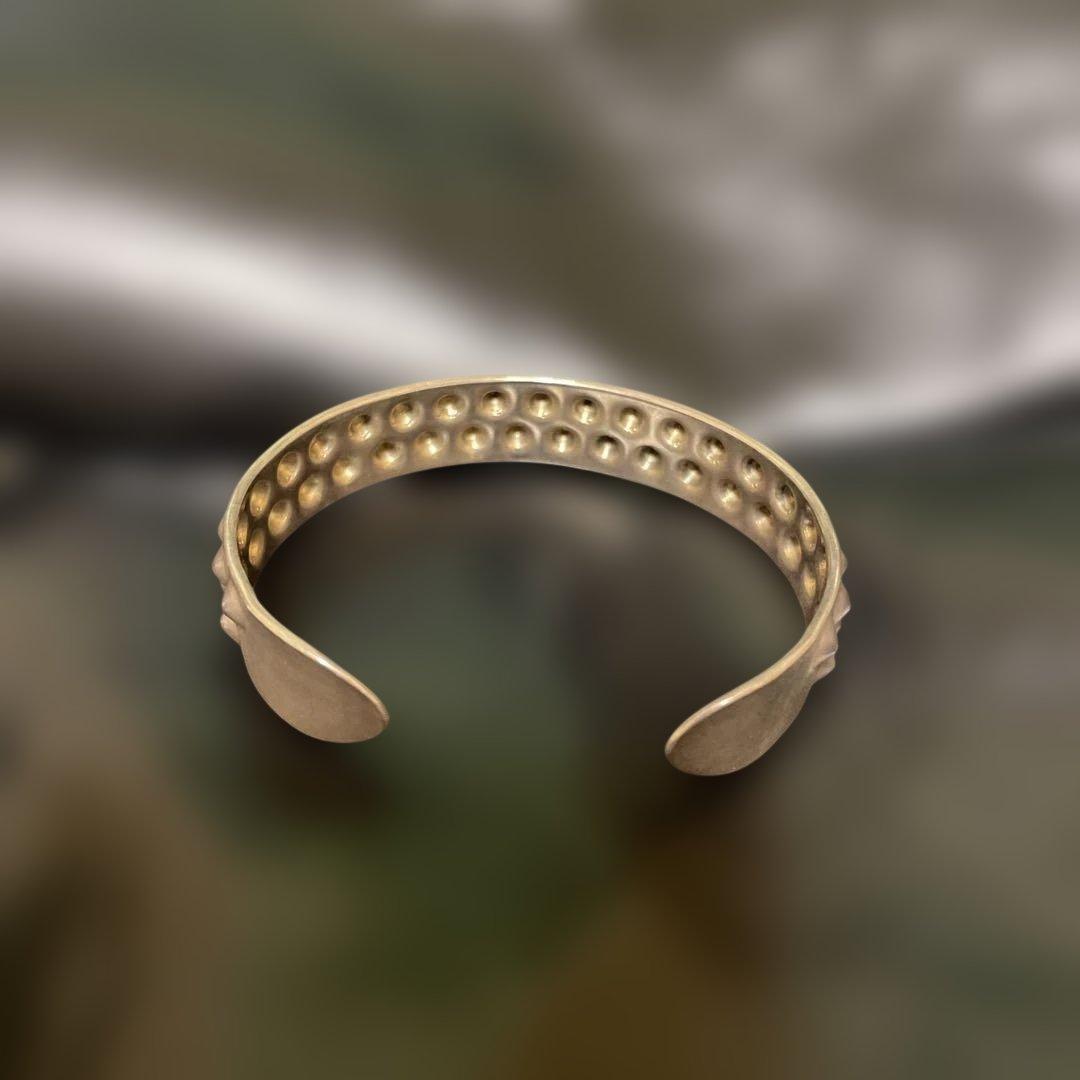 シルバー　打ち出しスタッズバングル