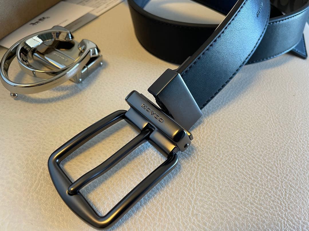 新品COACHシグネチャーフリーサイズリバーシブルベルトギフト箱付き