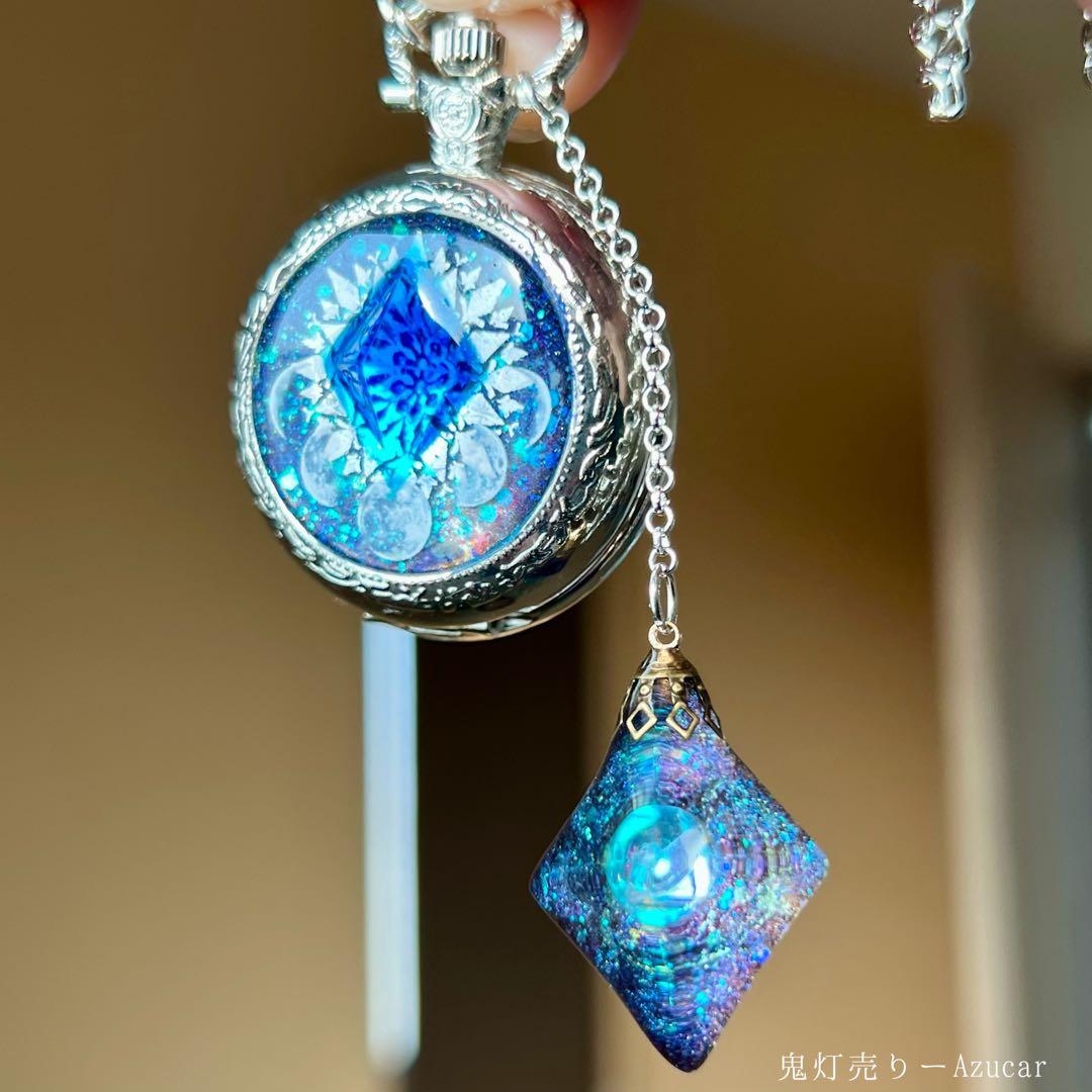 月の光を集める 懐中時計 宇宙レジン 蓄光　水色菱形 月モチーフ シルバー