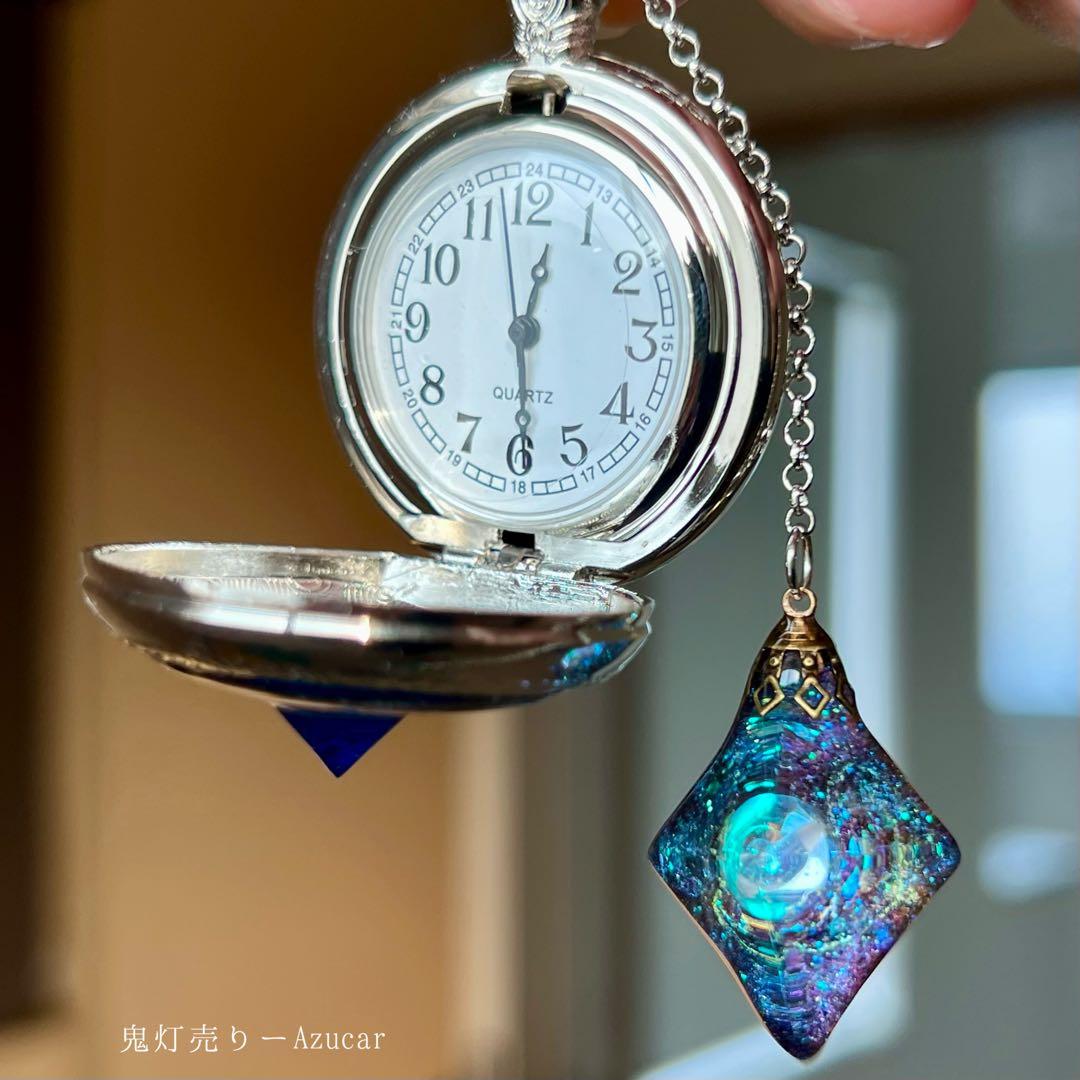 月の光を集める 懐中時計 宇宙レジン 蓄光　水色菱形 月モチーフ シルバー