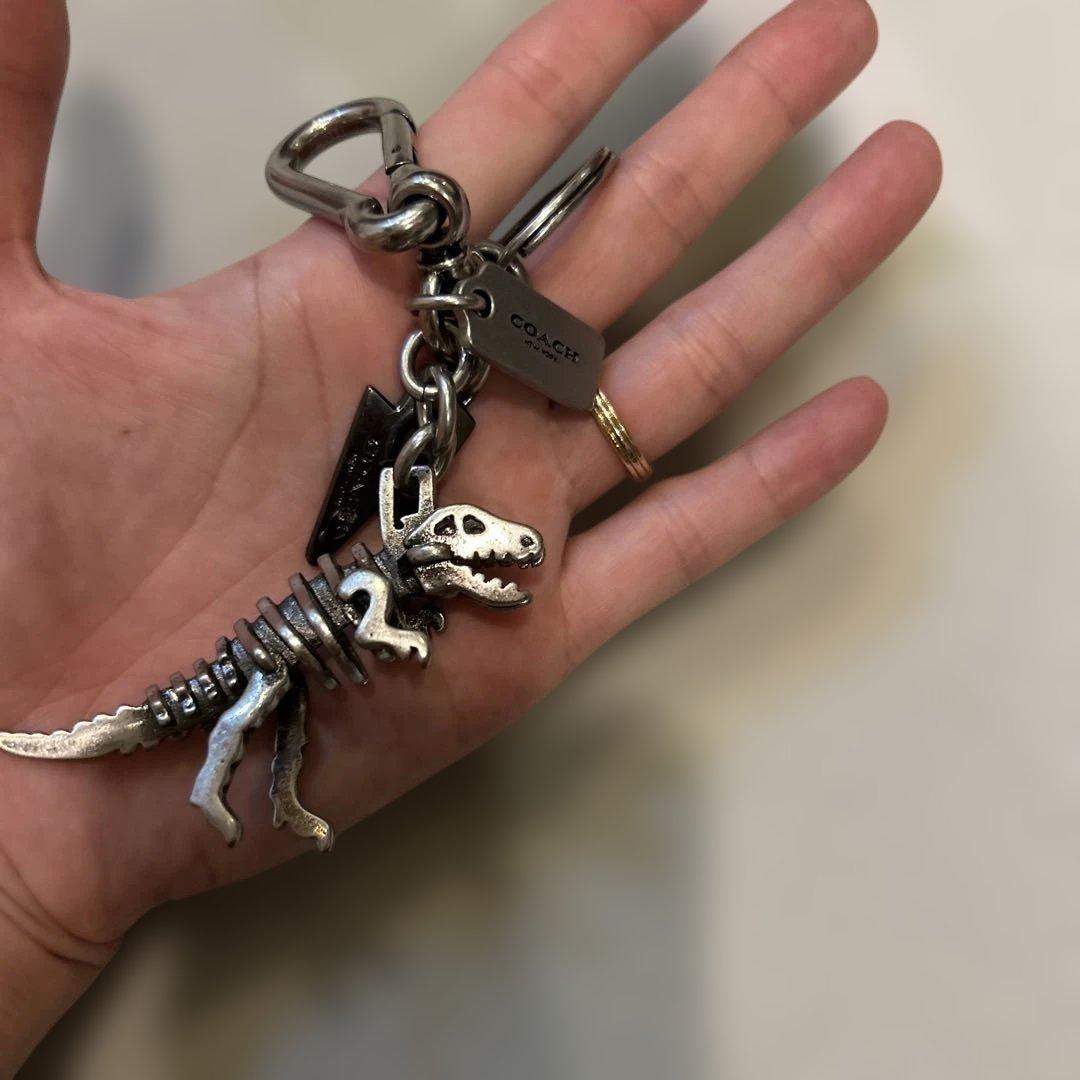 COACH 恐竜デザイン キーホルダー
