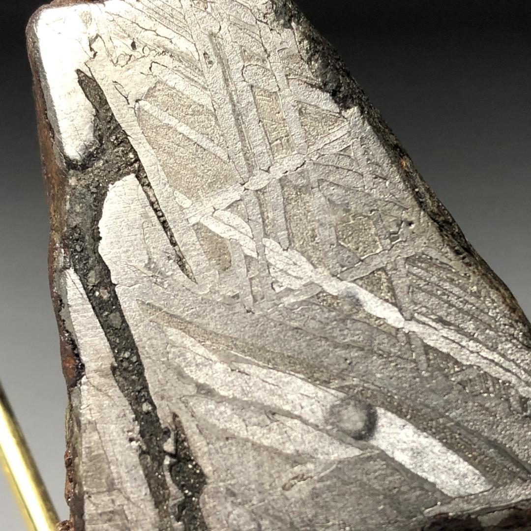 アルタイ隕石　隕石 全面カット 標本　鉄隕石　原石　重さ約427ｇ　立て付き