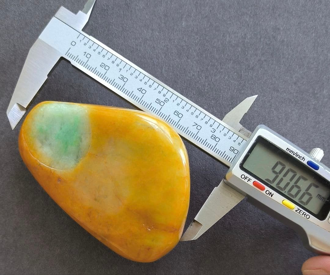 ミャンマー産本翡翠（ジェダイト）の原石（369ｇ）