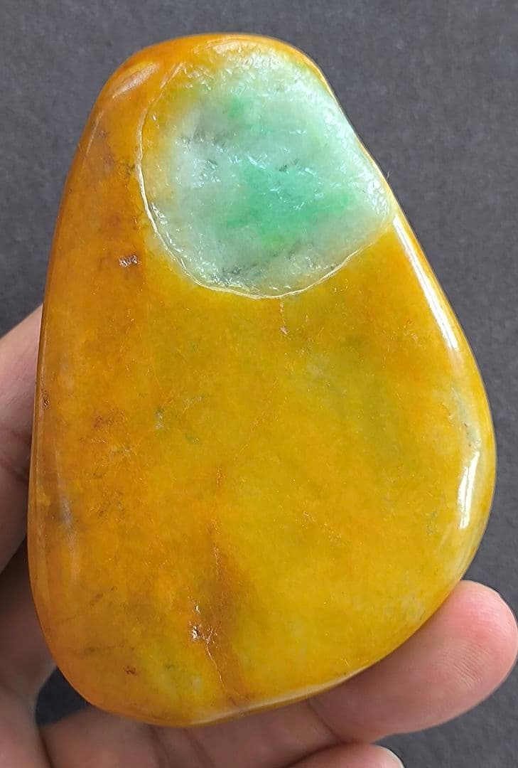 ミャンマー産本翡翠（ジェダイト）の原石（369ｇ）