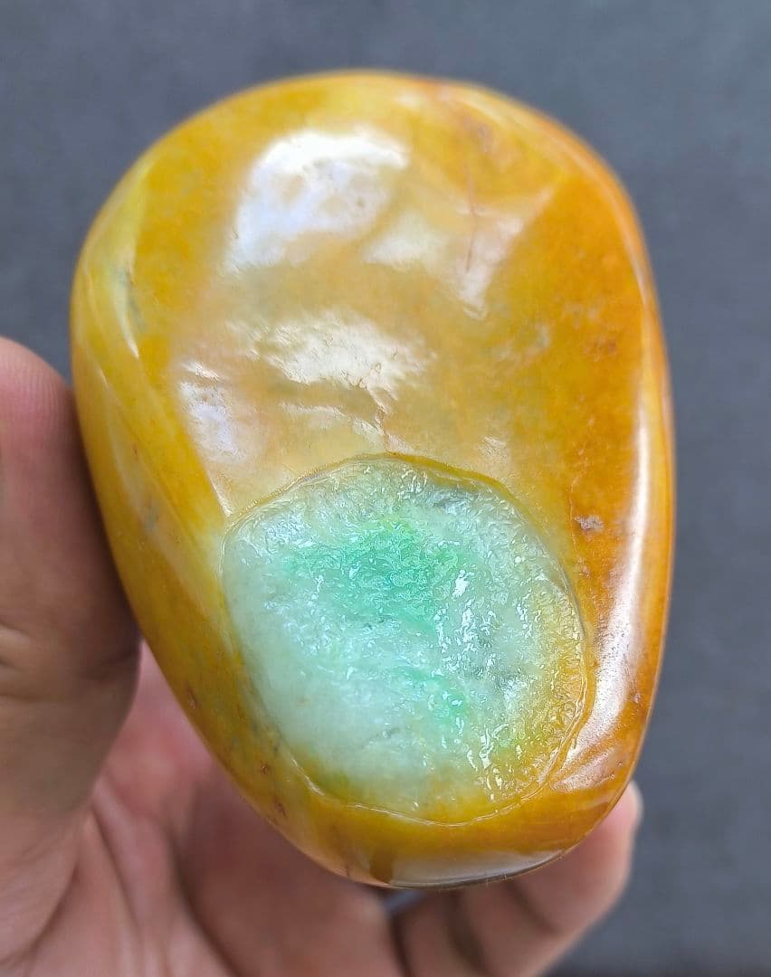 ミャンマー産本翡翠（ジェダイト）の原石（369ｇ）