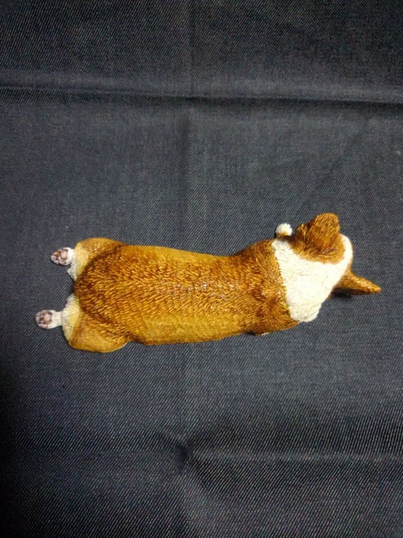 木彫りのコーギー ツチノコ寝