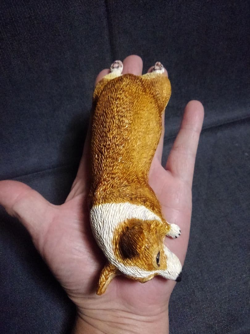 木彫りのコーギー ツチノコ寝