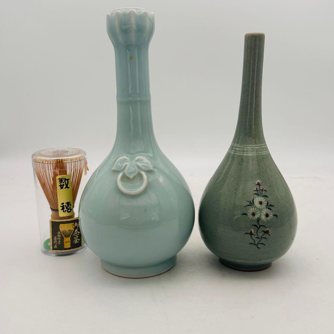 T 花瓶　高麗青磁　2点　盛り上げ　清明　花模様　一輪挿し