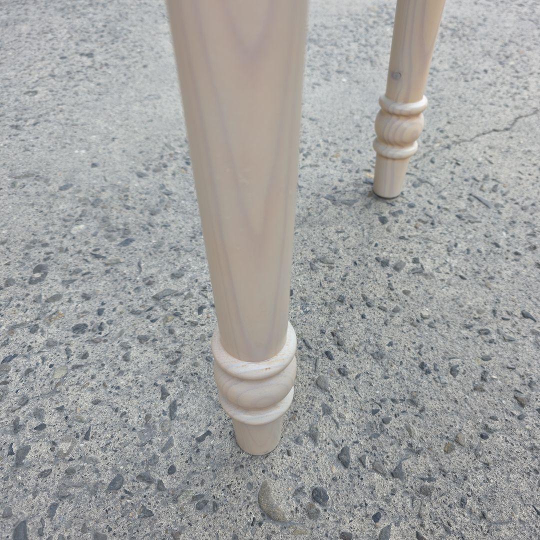 リビンズ ナチュラルウッドの木製テーブル 引き出し付き