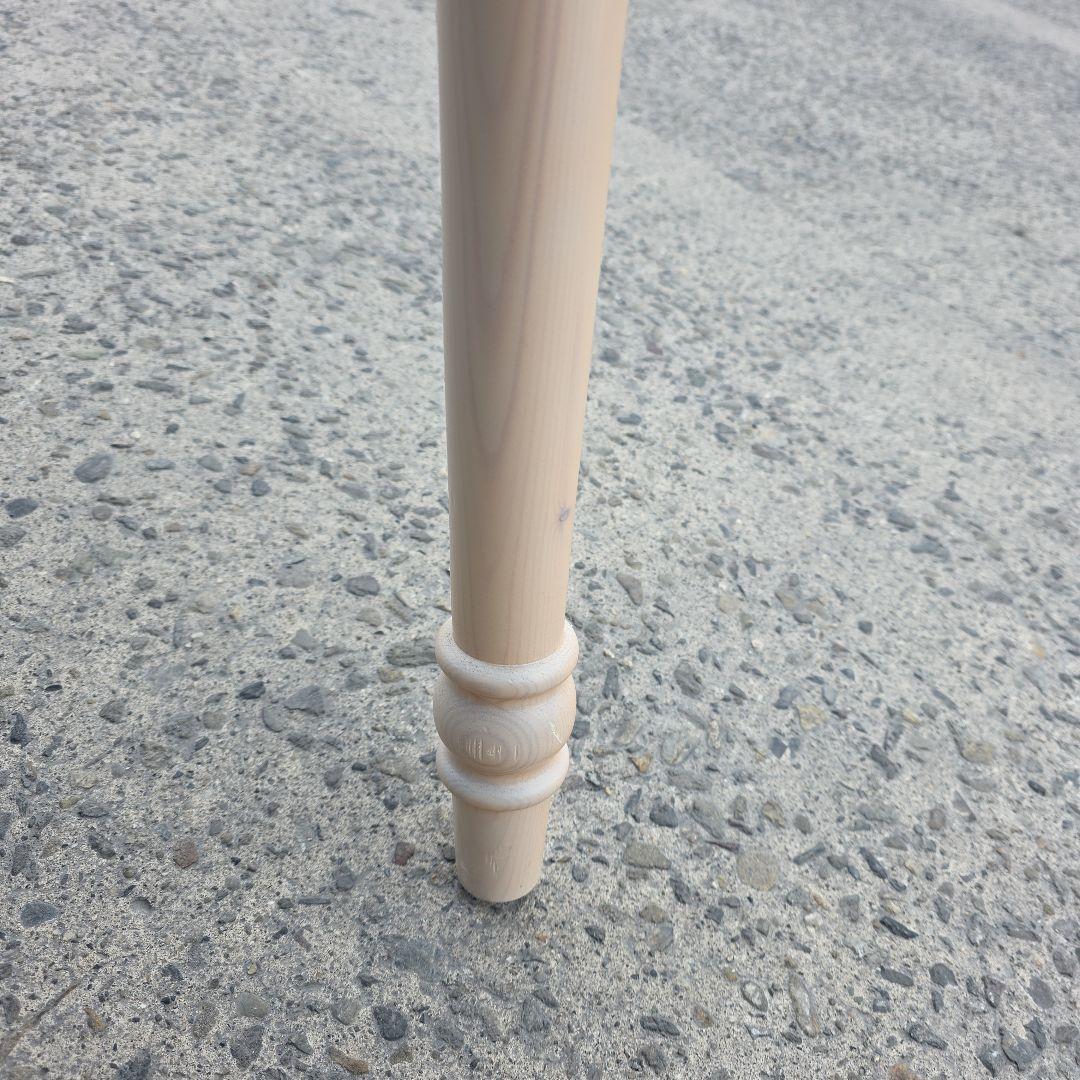 リビンズ ナチュラルウッドの木製テーブル 引き出し付き