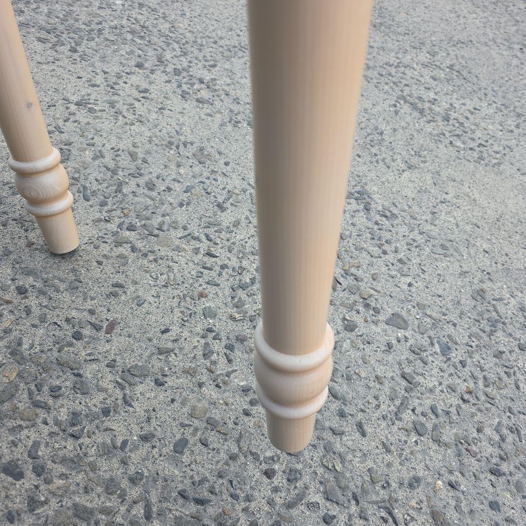 リビンズ ナチュラルウッドの木製テーブル 引き出し付き