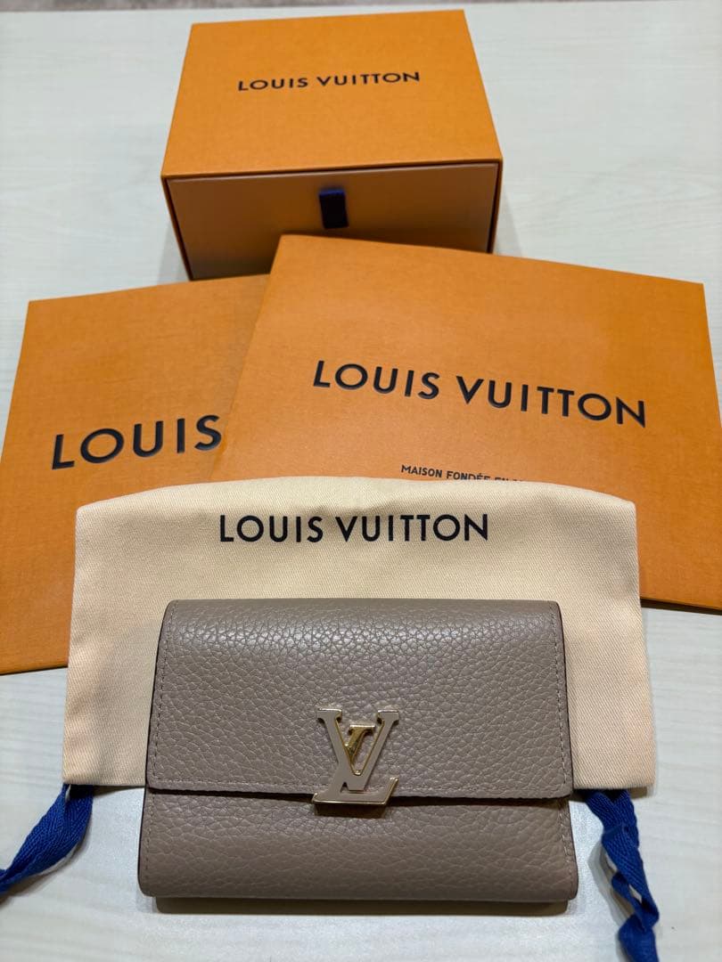 LOUIS VUITTON ベージュ三つ折り財布