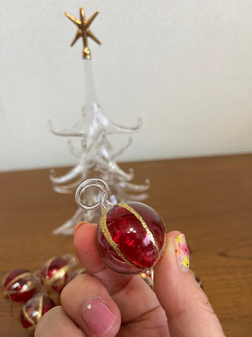 箱根ガラスの森美術館　ガラス　クリスマスツリー金と赤