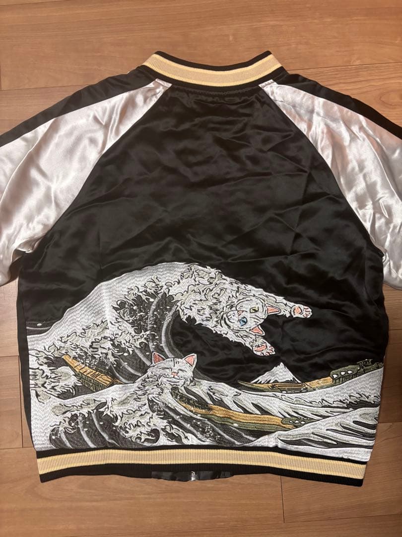 Karaku 横須賀「神奈川沖浪裏と波乗り猫」浮世絵刺繡入りスカジャン