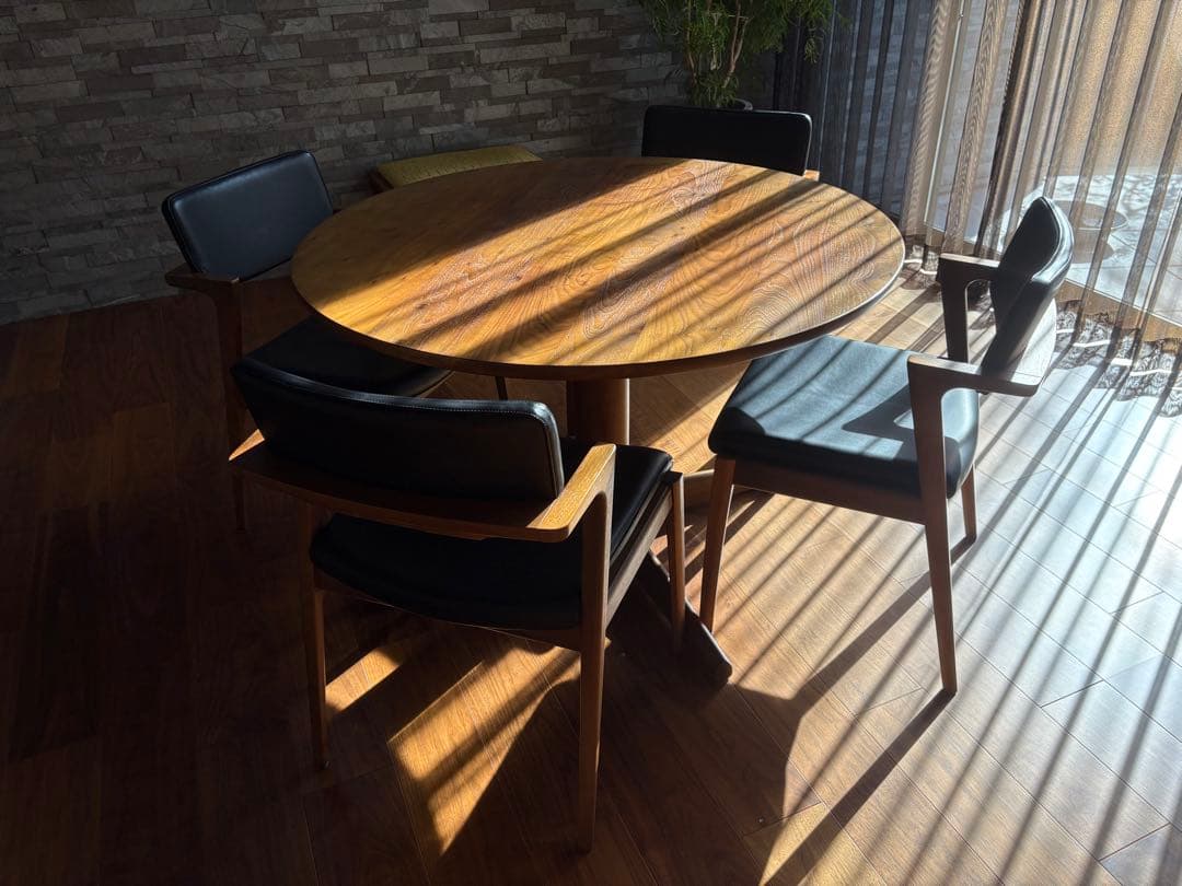 飛騨産業　侭　ダイニングテーブル直径110cmウォールナット