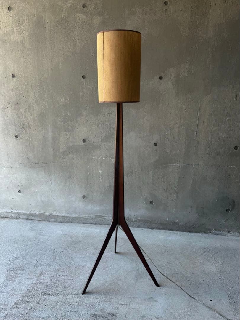 トライポットスタンドランプ　ミッドセンチュリー　モダン
