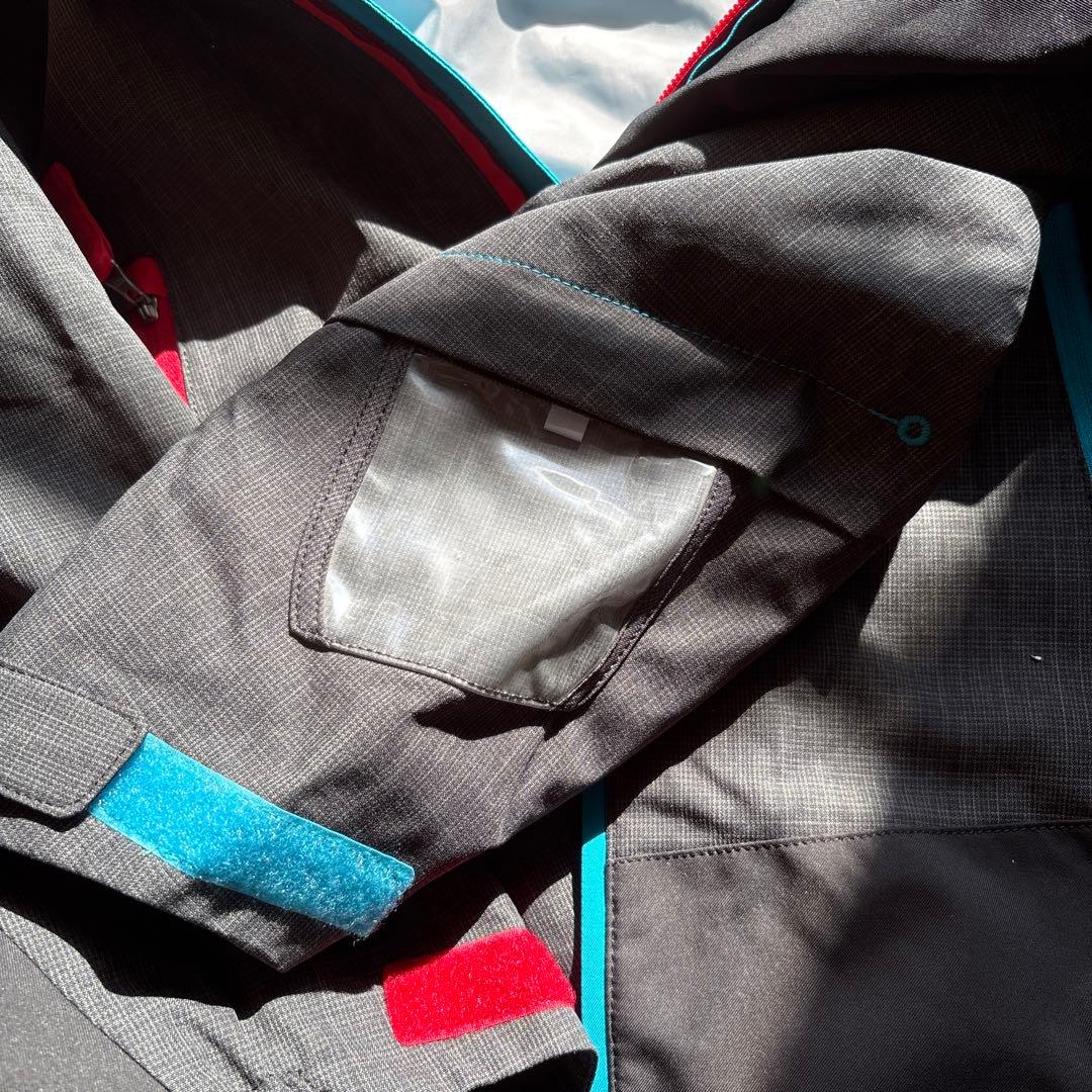 まるで新品☆DESCENTE スキー スノボ ウェア キッズ 150サイズ調整可