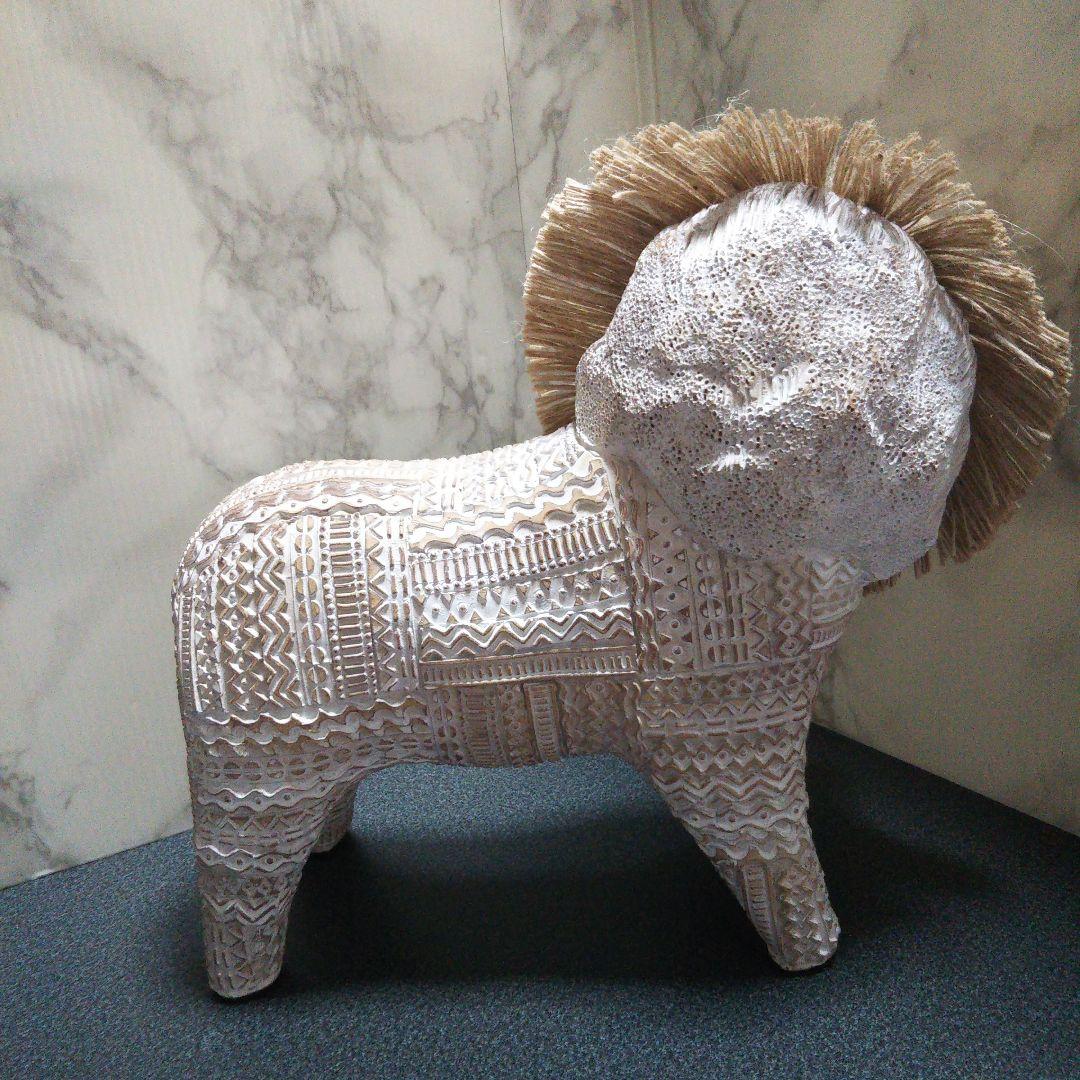 迫力あるアフリカンライオン 置物(レジン彫刻 と抽象アート)