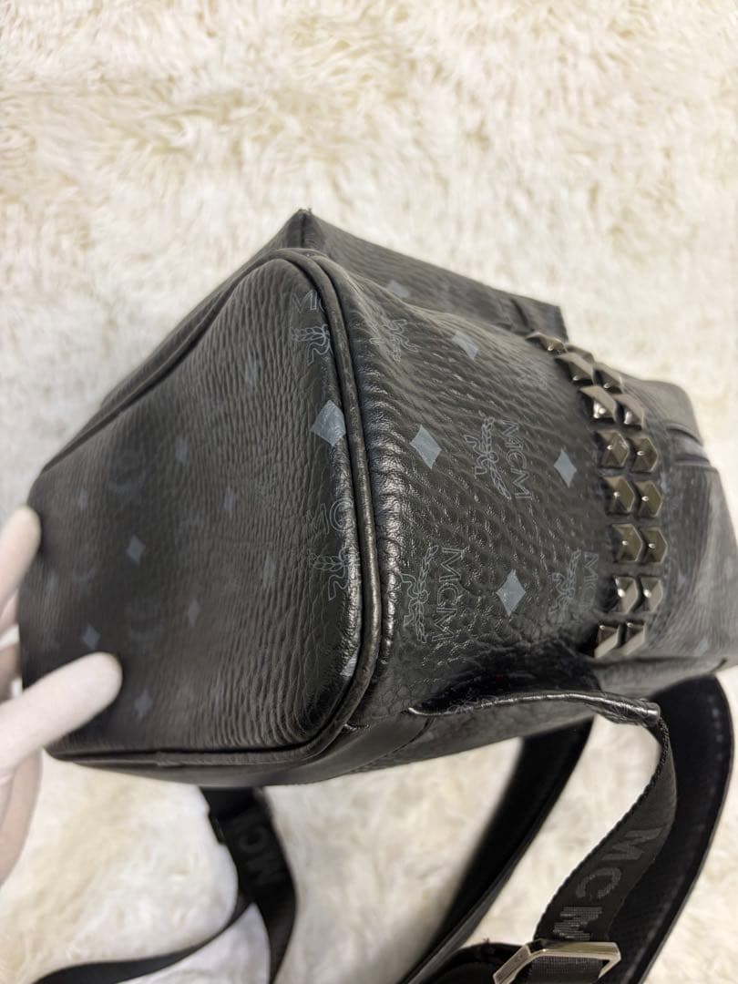 ✨極美品✨ MCM サイドスタッズ付き バックパック 総柄　黒