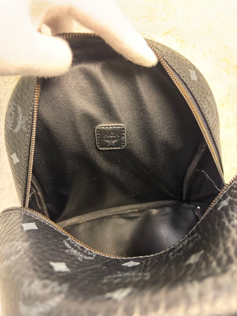 ✨極美品✨ MCM サイドスタッズ付き バックパック 総柄　黒