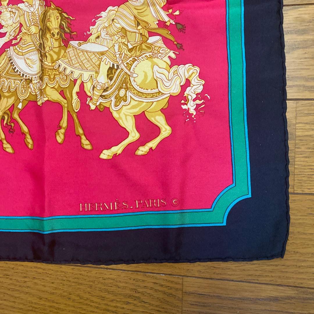 エルメススカーフ カレ90 CARROUSEL濃ピンク地ゴールドホース柄