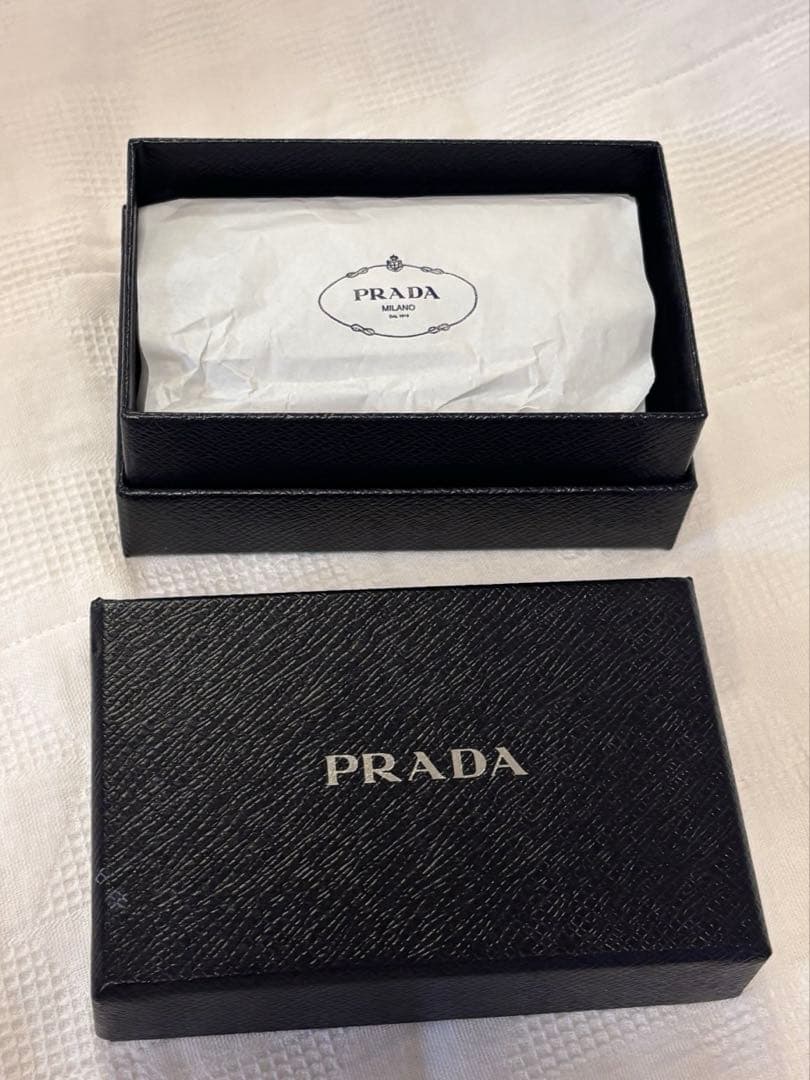 プラダ　コンパクト　三つ折り財布　ベージュ