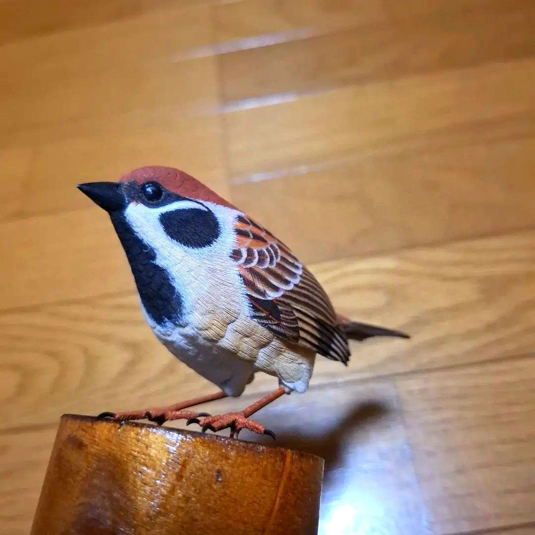スズメのバードカービング　 木製彫刻リアルな鳥の置物 木製