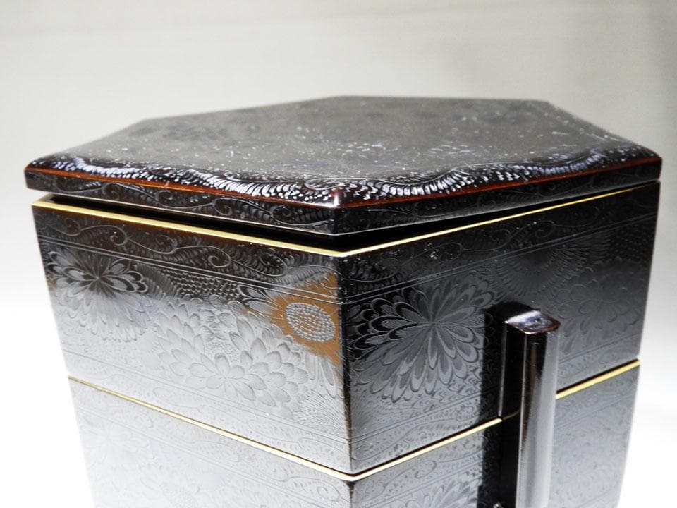 ●旧家名品 三つ重ね 亀甲形 菓子重箱 華やかな菊尽くし 美品 明治 大正 箱付