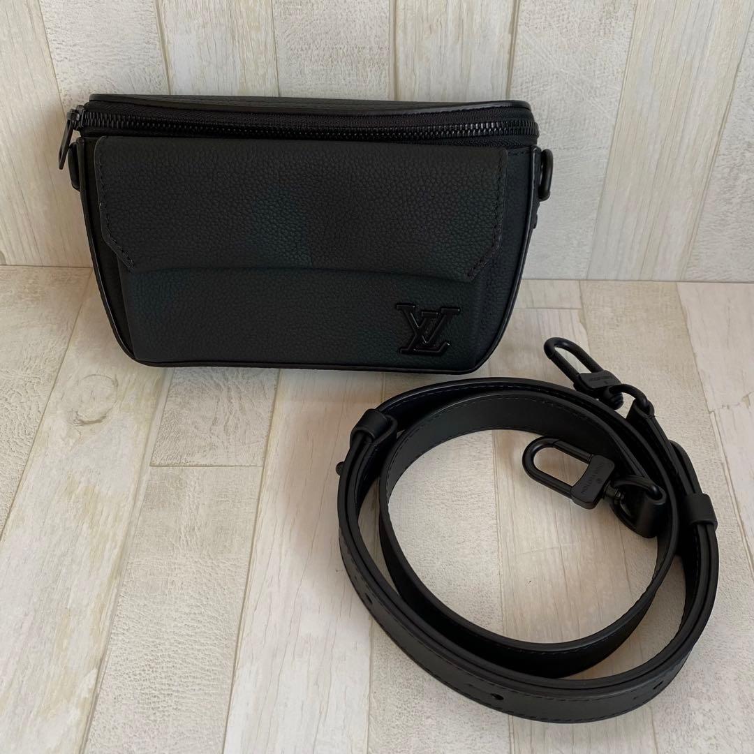 極美品　ルイヴィトン　LV パイロット　ウェアラブル　ウォレット　黒　4K32