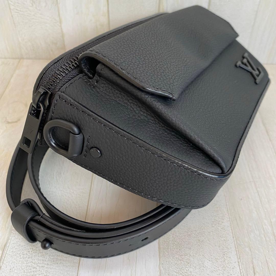 極美品　ルイヴィトン　LV パイロット　ウェアラブル　ウォレット　黒　4K32