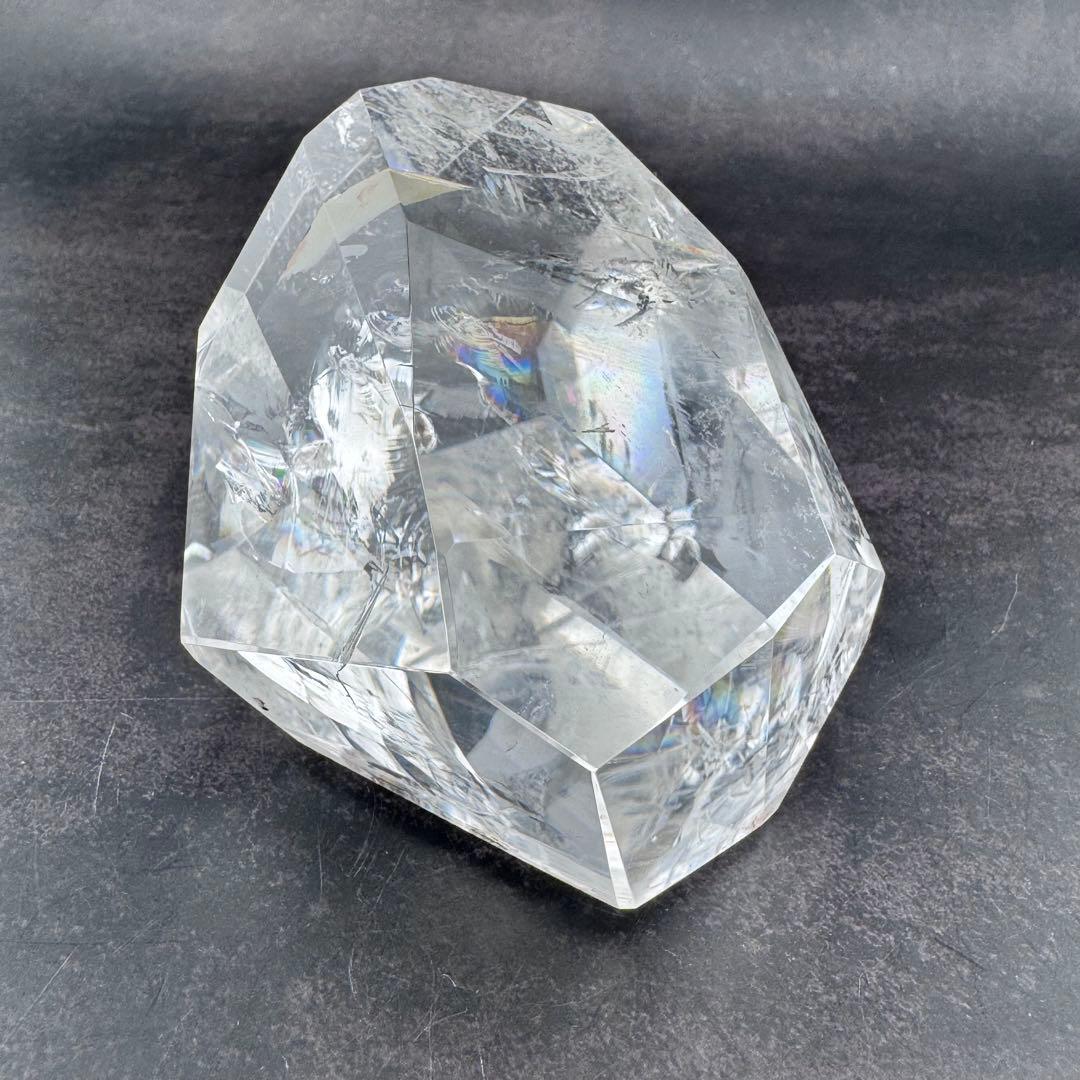 G-131虹&ラダー入り透明水晶フリーフォーム原石　アイリスクォーツ台座箱セット