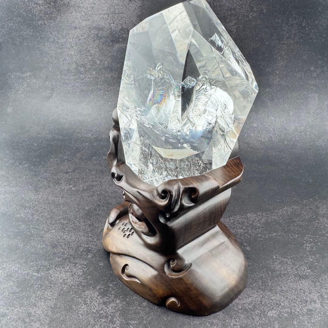 G-131虹&ラダー入り透明水晶フリーフォーム原石　アイリスクォーツ台座箱セット