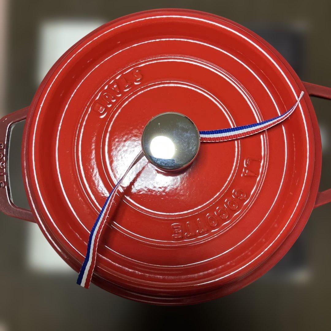 新品未使用　staub 赤い両手鍋 約22cm.2.6Ｌ
