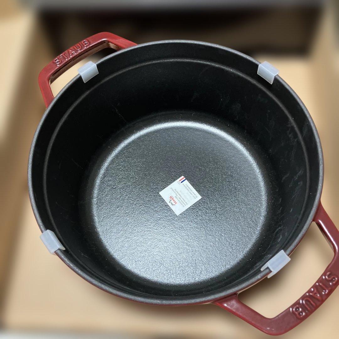 新品未使用　staub 赤い両手鍋 約22cm.2.6Ｌ